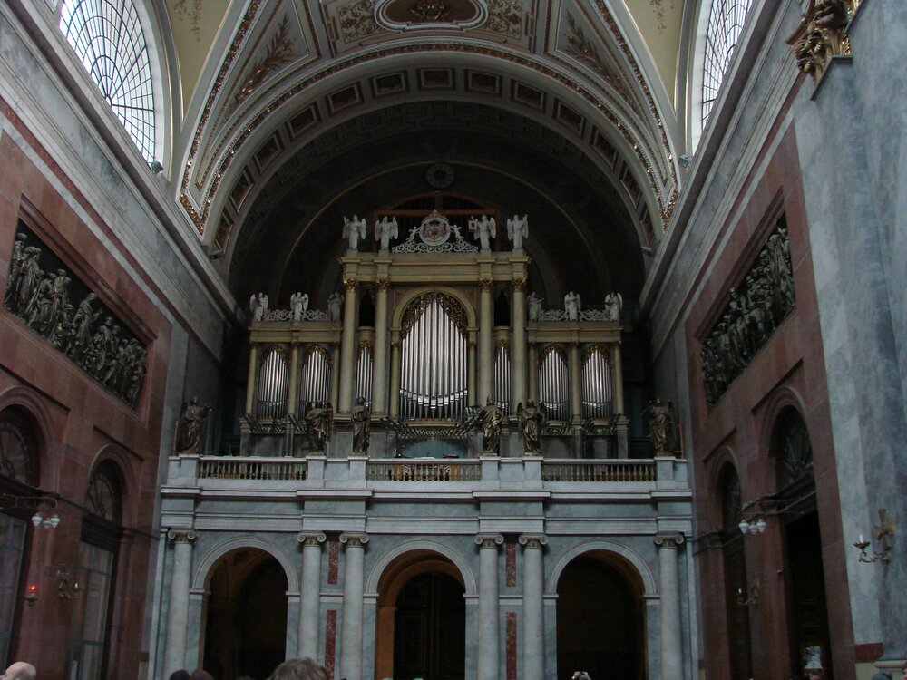 Базилика Святого Адальберта внутри
