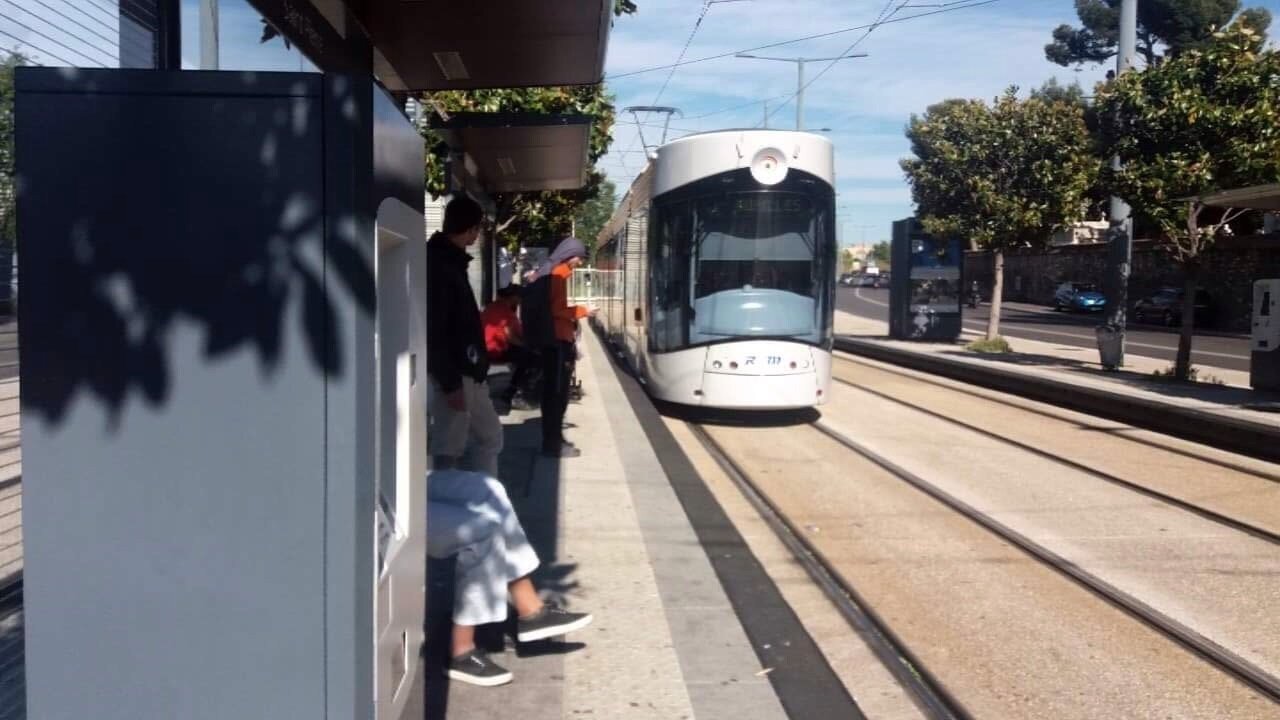 Трамвай и трамвайная остановка в Марселе