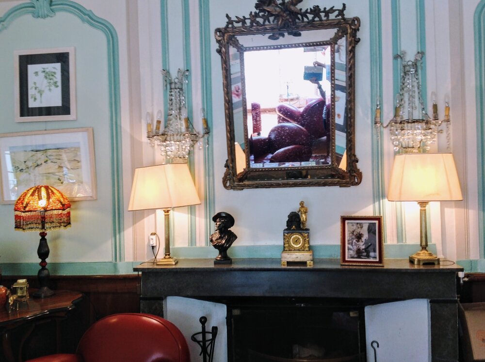 На камине стоит фотография Шарля де Голля во время его визита в отель