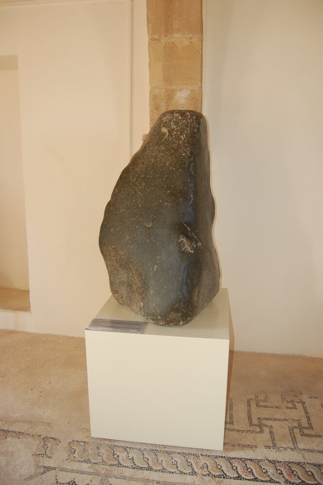 Здесь же находится и черный камень - символ культа Афродиты