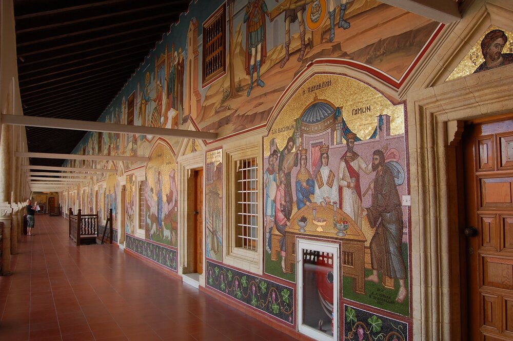 Галереи монастырских построек украшены великолепными мозаиками