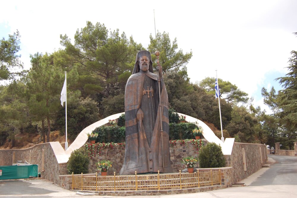 Раньше этот памятник стоял в Никосии рядом с дворцом кипрского Архиепископа