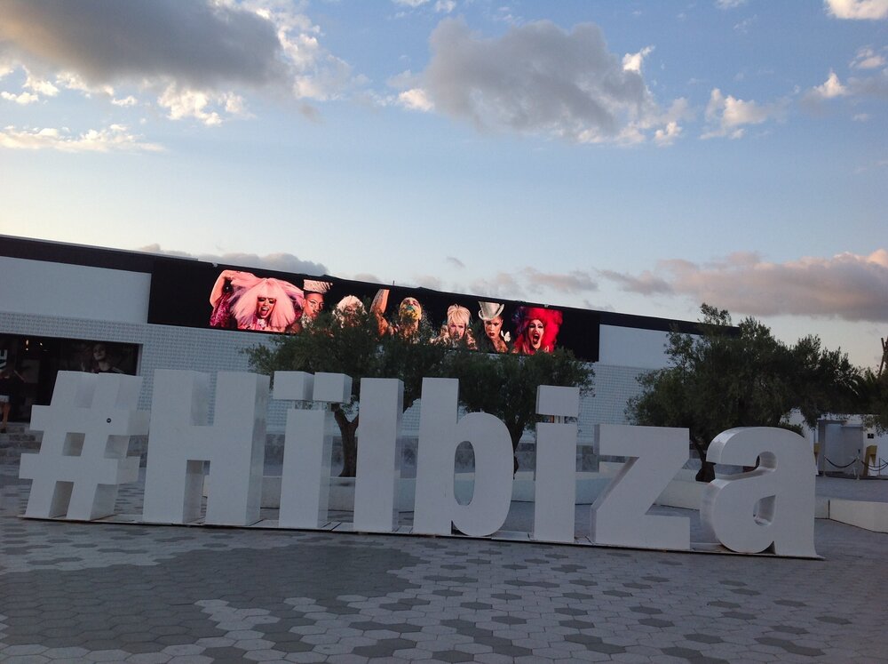 В клубе Hi Ibiza выступают Дэвид Гетта, Мартин Гаррикс, Кельвин Харрис