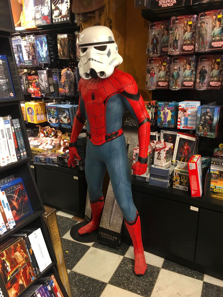 Человек-паук в шлеме штурмовика в магазине
