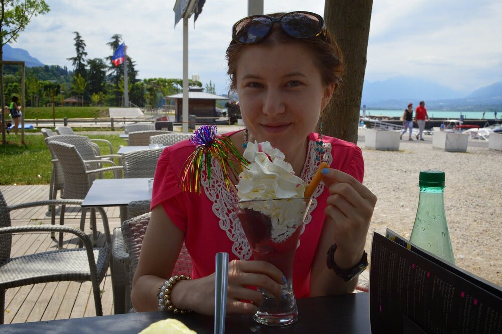 Большая порция мороженого из кафе Gelato Petit Port Glacier