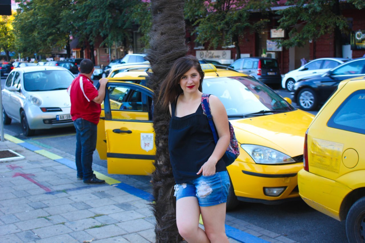 Желтый цвет такси добавляет яркости общей атмосфере города