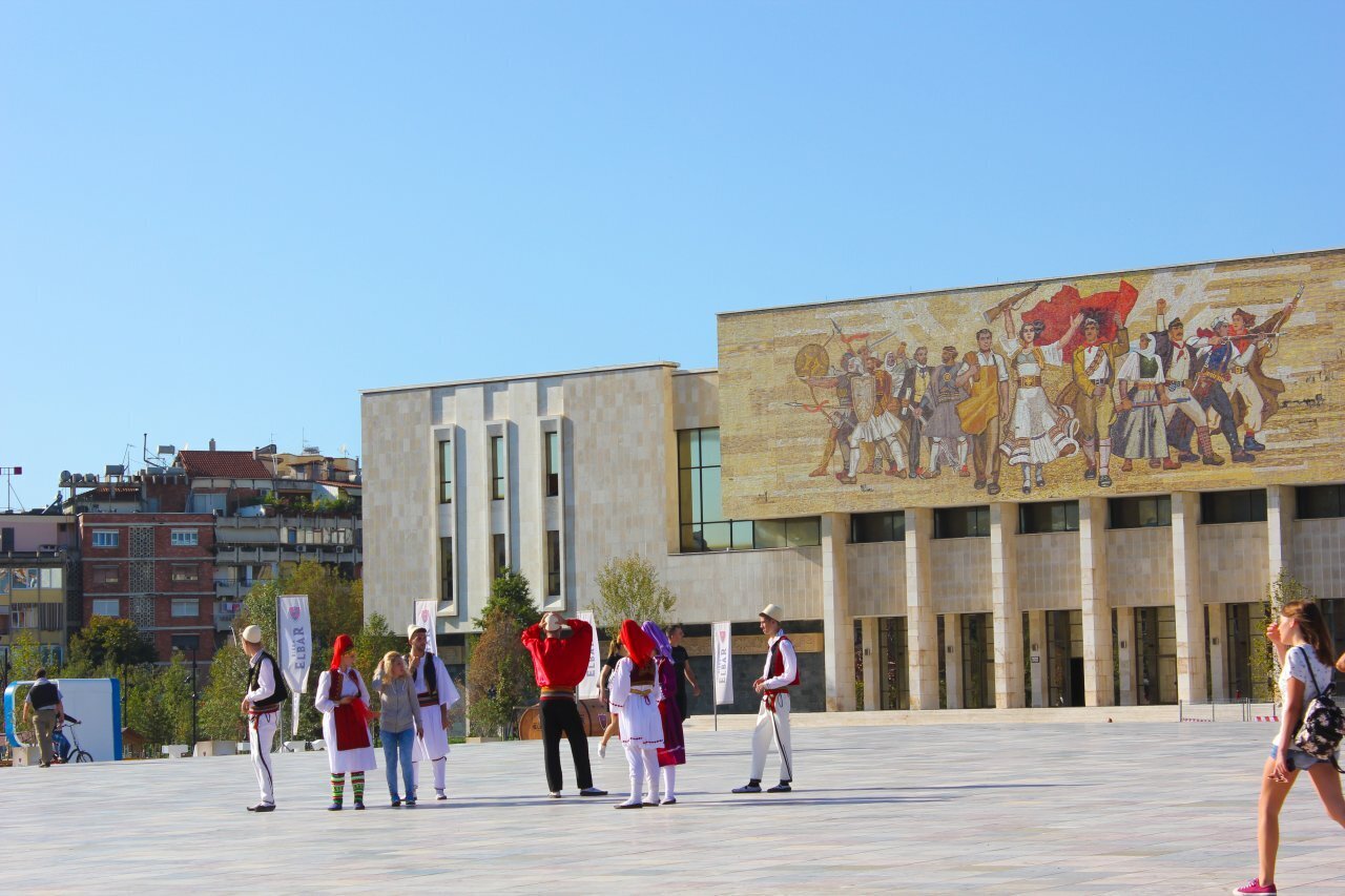 Нам удалось увидеть репетицию народных албанских танцев возле музея