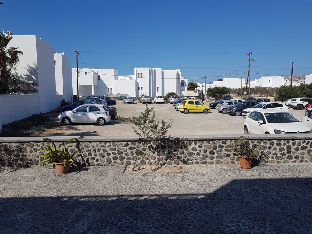 На парковке рядом с отелем Studio Mary можно оставить машину, если вы приехали на пляж Периссы
