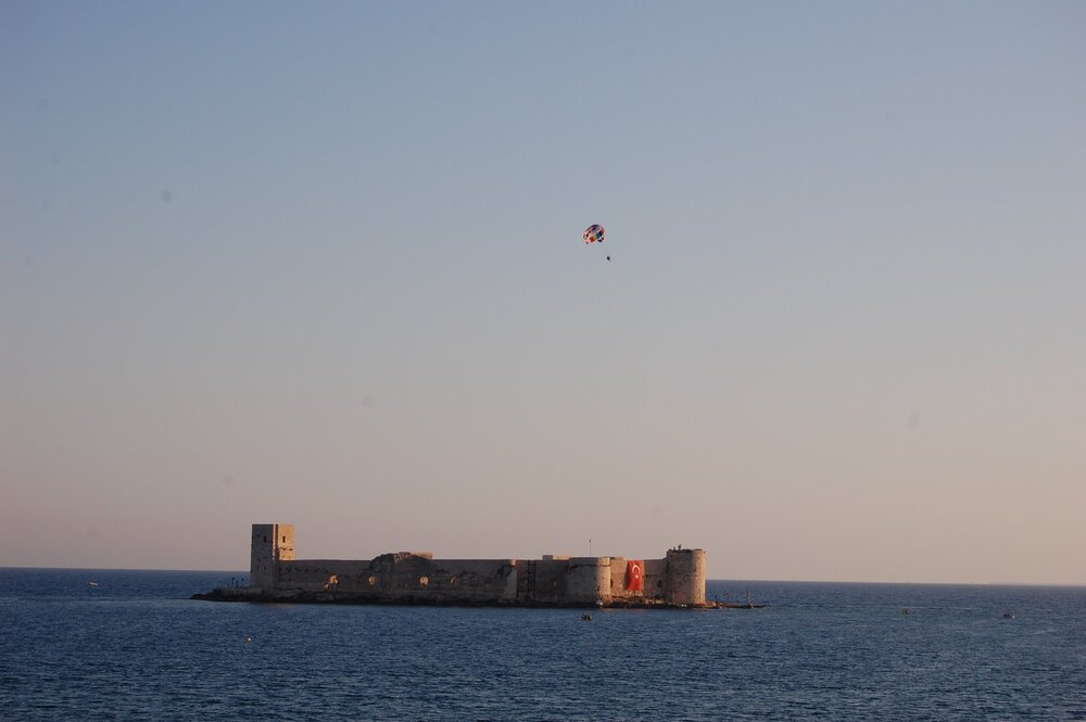 Морская крепость Кызкалеси находится прямо напротив пляжа