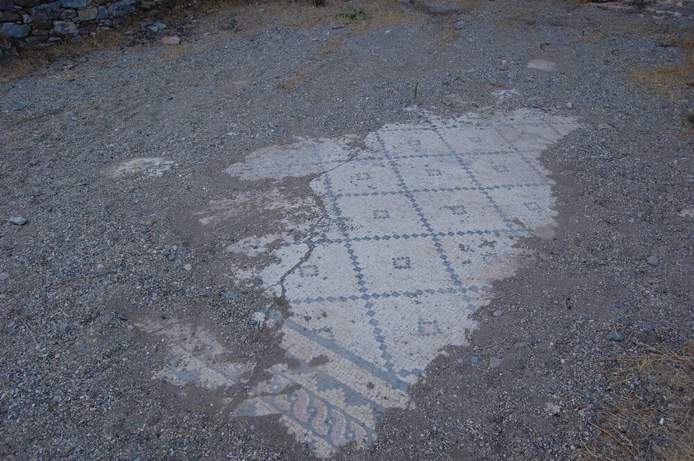 Кое-где на полу сохранились фрагменты мозаики