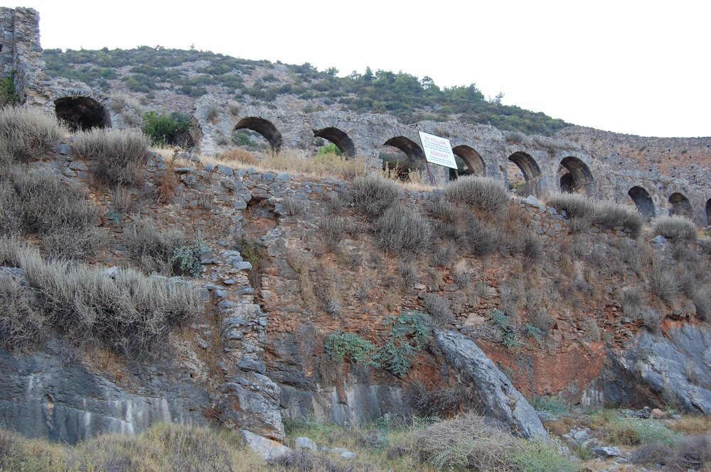 Когда-то этот акведук снабжал город пресной водой