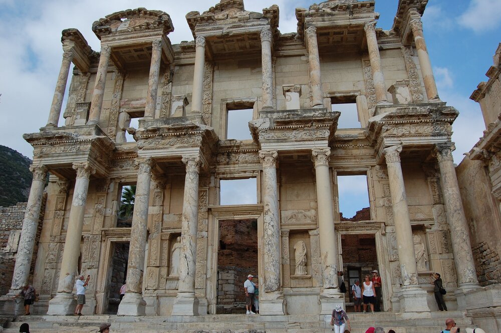Многим фасад библиотеки Цельса знаком по открыткам из Турции