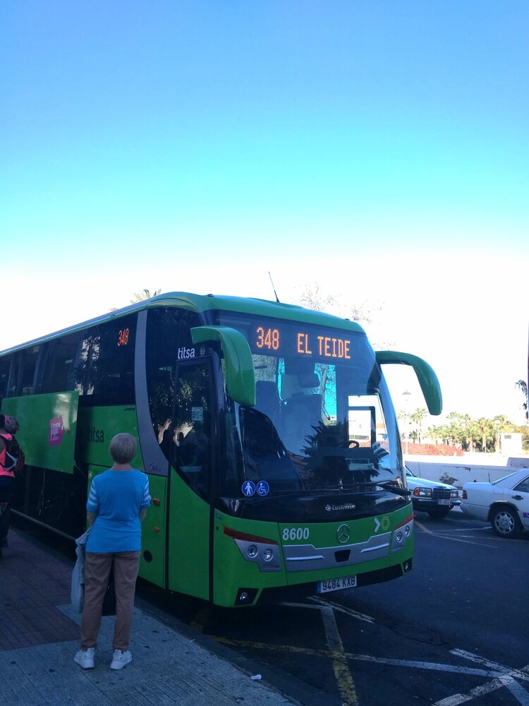 Зеленый муниципальный автобус на Тенерифе