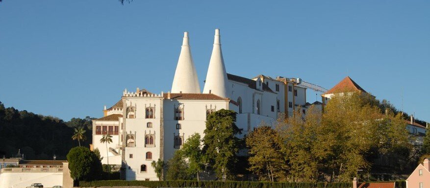 Национальный дворец Синтры. Белые трубы —  дымоходы королевской кухни