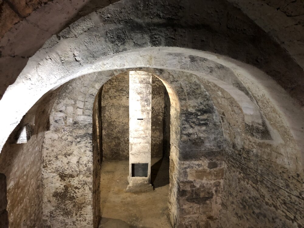 В подвальном этаже сохранились остатки раннехристианской церкви VI века