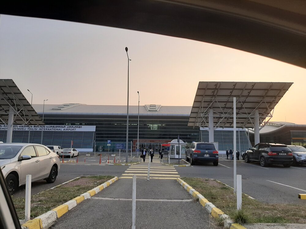 Выход из терминала аэропорта справа
