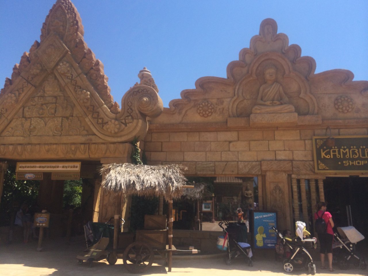 Вход на аттракцион Angkor в Китае и магазин Kambuha