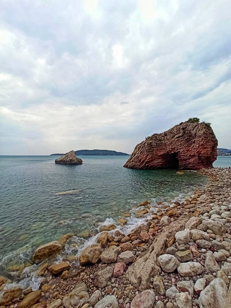 Участок побережья Рафаиловичи с каменистой поверхностью
