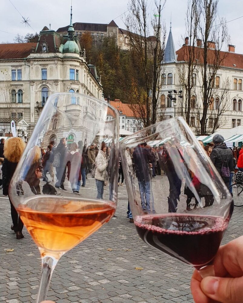 Словения - один из изобретателей современного оранжевого вина. На мартированье оно льется рекой