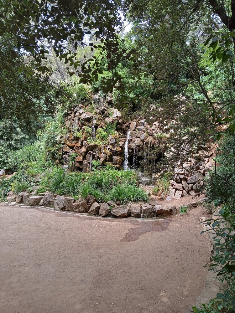 Водопад в романтической части парка