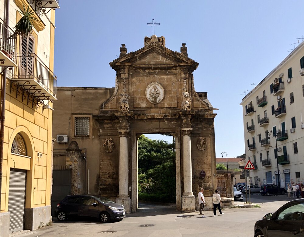 Ворота перед церковью