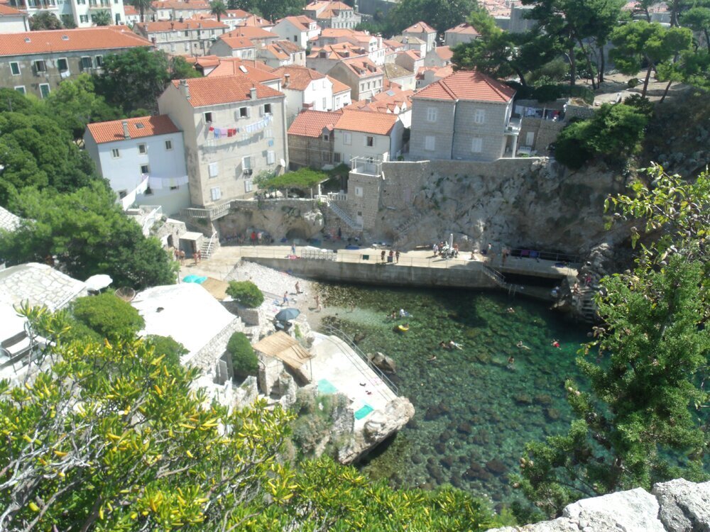 Многие пляжи в Дубровнике - это маленькие обустроенные бухты