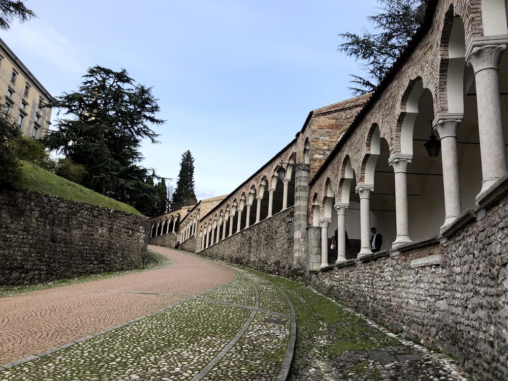 Портик Липпомано с красивыми арками повторяет линию бывших крепостных стен