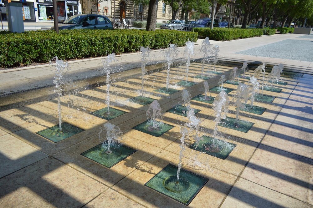 На площади перед парком бьют освежающие фонтанчики
