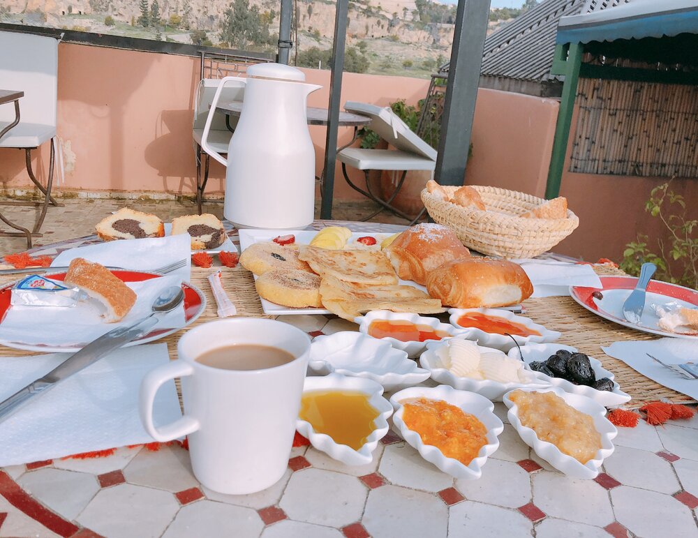 Марокканский завтрак: лепешки, джемы, амлу, мятный чай, кофе и апельсиновый сок