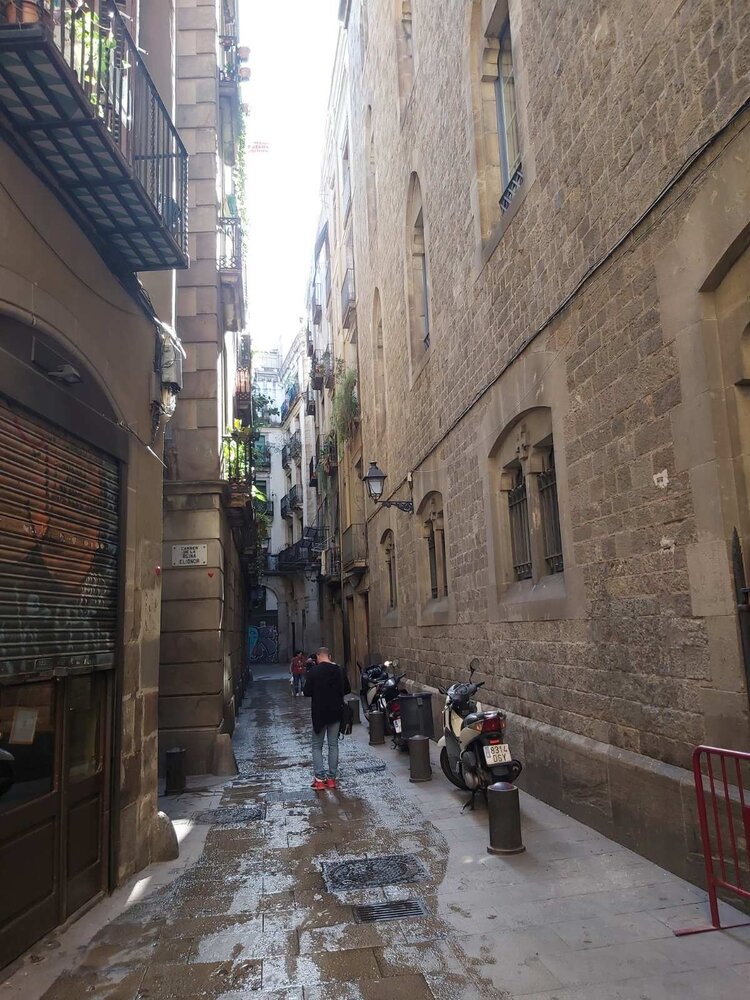 По многим узеньким улочкам старой Барселоны можно проехать только на скутере или велосипеде