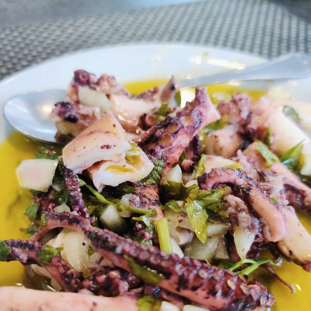 Иногда оливкового масла кажется слишком много, но в салате из осьминога это нормально.