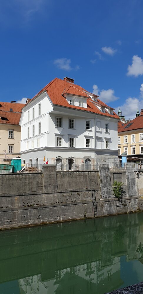 Zlata Ladjica (ресторан и отель) находятся в старом центре Любляны. Реставрация закончилась только в 2021 году