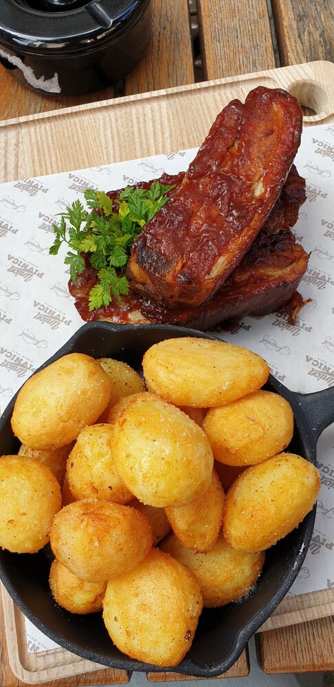 Ребрышки в соусе BBQ и печеный картофель в Pivnica Union