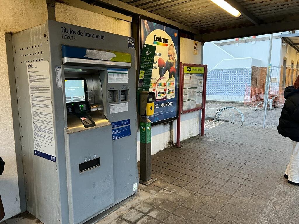 Автомат с билетами и валидатор на станции.