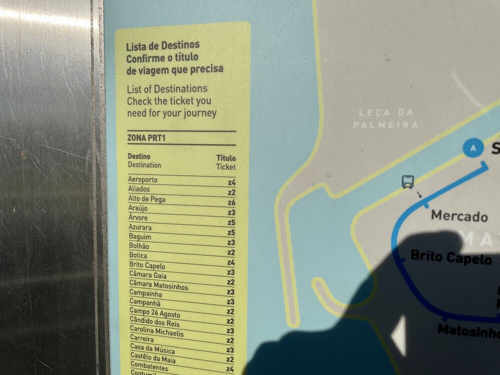 Рядом с автоматами висят подробные карты метро. Тут можно проверить, какой билет вам нужен.