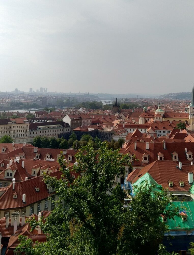 Вид со стен Пражского града на район Мала-Страна