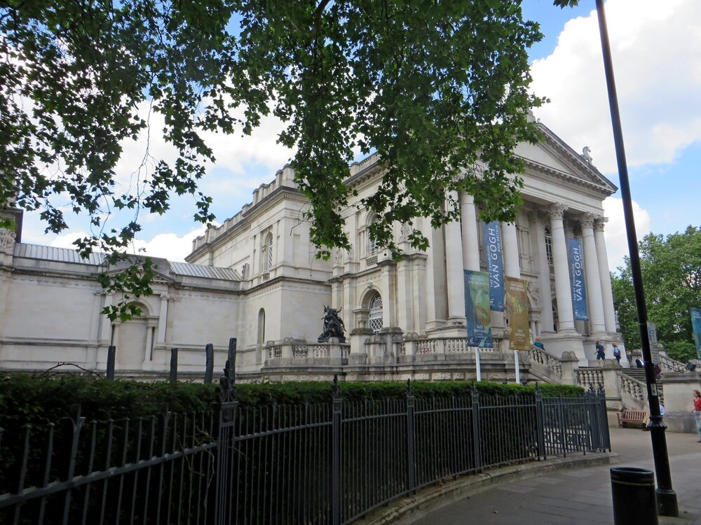 Британская галерея Тейт, главный вход. Чтобы найти вход на временную выставку, надо обойти здание слева.