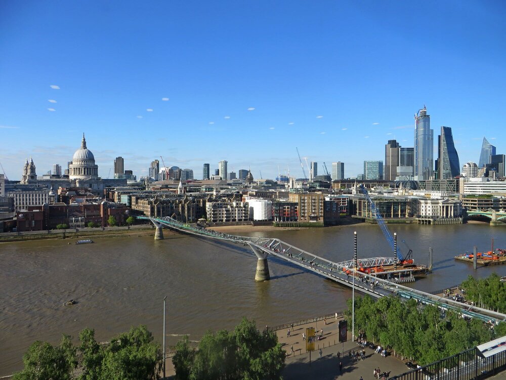 Вид на Лондон, Темзу и пешеходный мост  Миллениум (Millennium Bridge) из окна бара Современной галереи Тейт