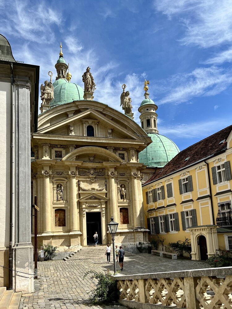 Фасад церкви в стиле маньеризма полон богатых мелких деталей, а Св.Екатерина повернута в сторону университета