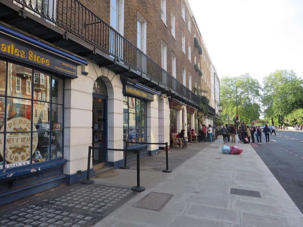 Магазин "London Beatles Store" и люди возле музея Шерлока Холмса
