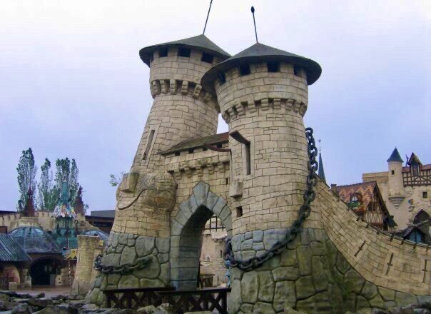 Средневековый замок в парке Астерикс