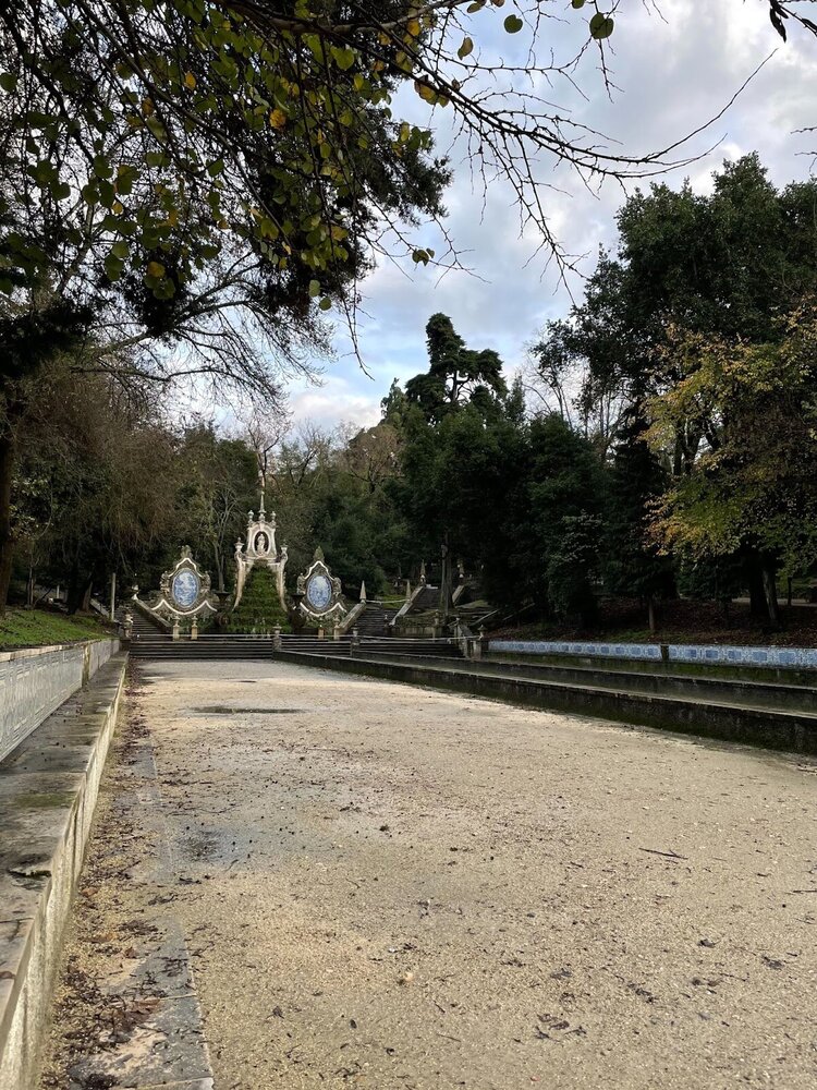 На фонтан парка Санта-Крус можно любоваться с каменных лавочек, расположенных по бокам от дорожки.