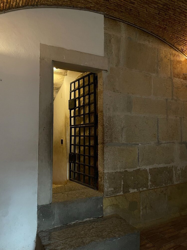 Перед началом экскурсии вас проведут по бывшей академической тюрьме (Prisão Académica) — остатку тех времен, когда европейские университеты имели право на собственное законодательство.
