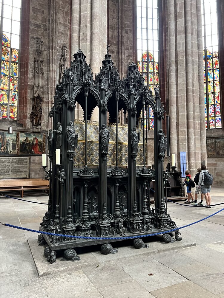 Бронзовая гробница Св. Себальда (1508–1519 гг.) - шедевр поздней готики и немецкого Возрождения
