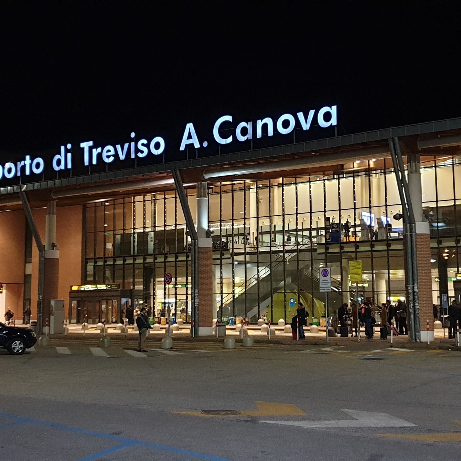 How to get from Treviso Airport to Venice and back by public transportation