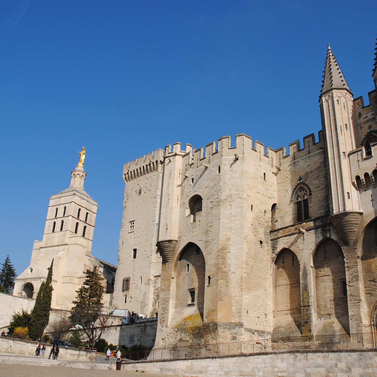 How to get from Marseille to Avignon on your own by train and bus