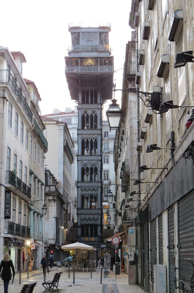 View of the elevador from the lower part of the city