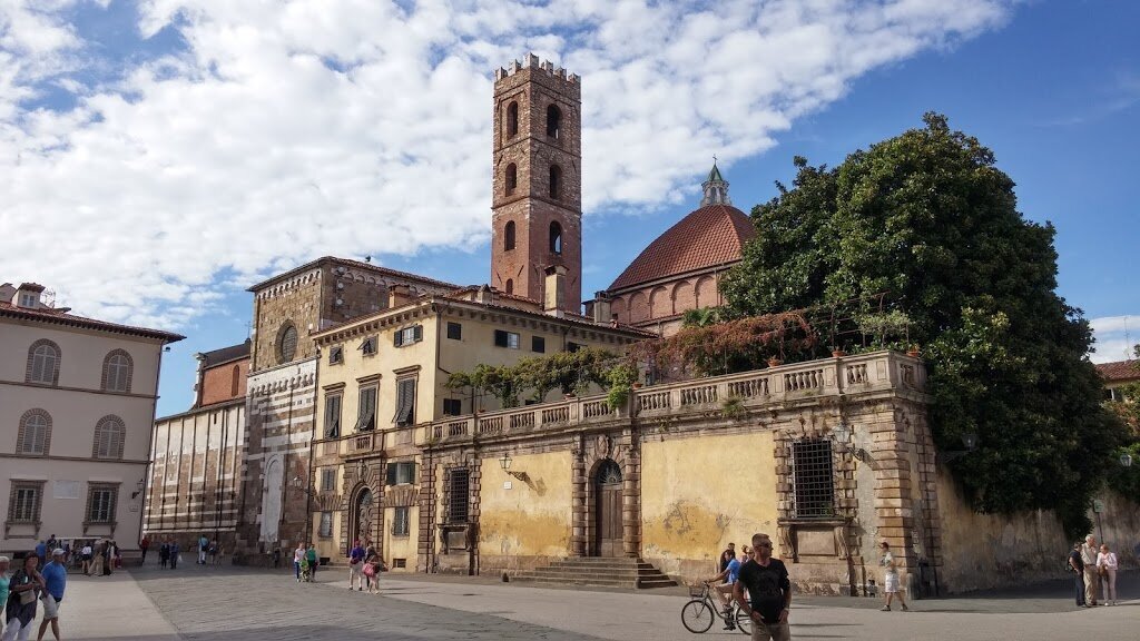 Lucca Sightseeing: a self-guided tour for one day