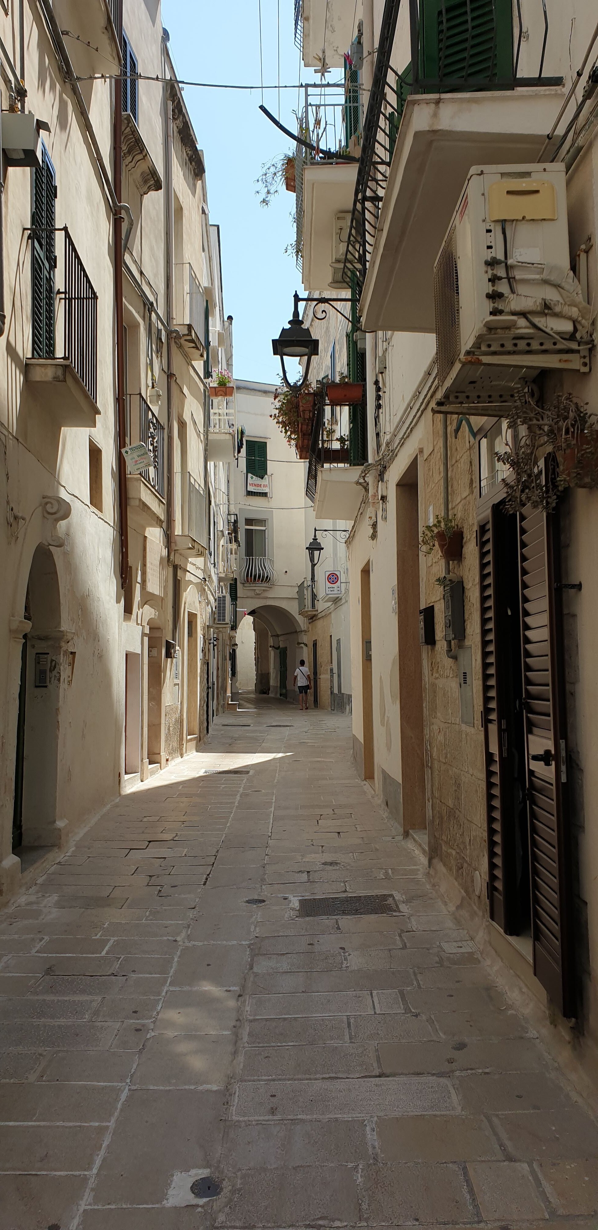 Monopoli: sights, beaches, hotels, transportation