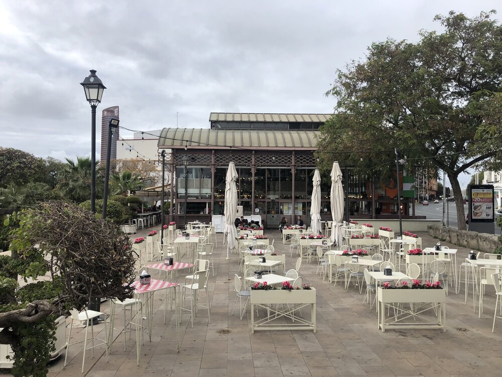 Mercado Lonja del Barranco building and summer terrace